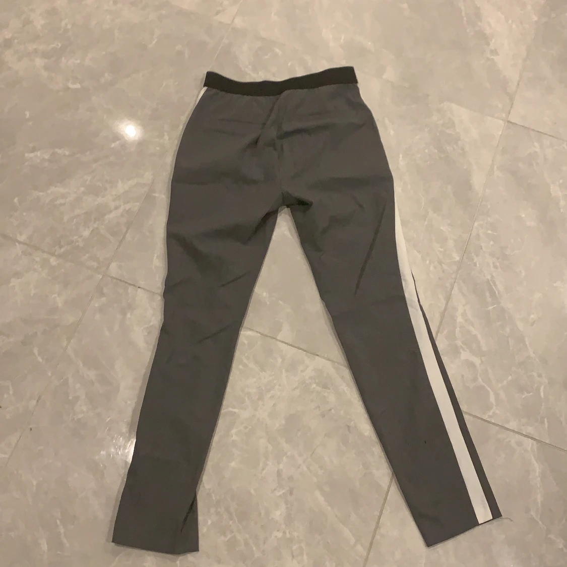 Gråa kostymbyxor - 90