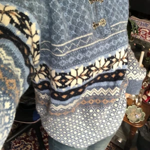 100% Ull tröja  - Gosig, oversized tröja i världens härligaste blå färg! Den sticks inte! Kan mötas i Göteborg annars står köparen för frakt 💕 (Köpt på Beyond Retro)