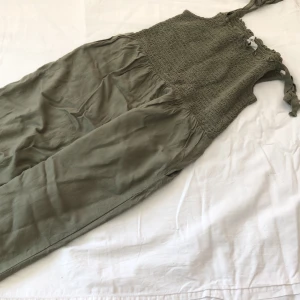 Grön byxdress - Fin byxdress från Hm, storlek 146. Banden över axlarna är knutna:) Pris kan diskuteras.❤️