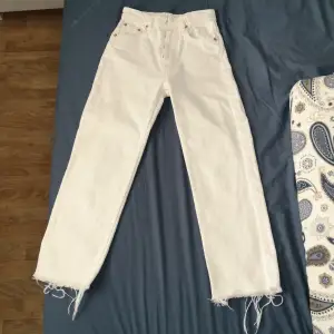 Ett par vita zara Jeans i storlek 32. De är nästan som nya eftersom de inte är så använda, använts 3 gånger bara. Säljs för de är för små för mig. Helt slutsålda på hemsidan. Kan mötas upp i Halmstad eller frakta men köpare står för frakt