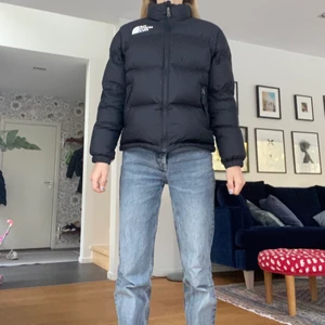 The north face Jacka  - Lägger ut igen pga oseriösa köpare! Säljer min svarta the north face jacka i barnstorlek L men skulle säga att den är XS! Köpt förra vintern och är i nyskick! Hör av dig vid intresse eller frågor💕 Frakten ingår EJ