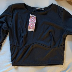 Svart topp - Svart crop top från boohoo, aldrig använd endast testad, säljer för den är för liten. Stl 36