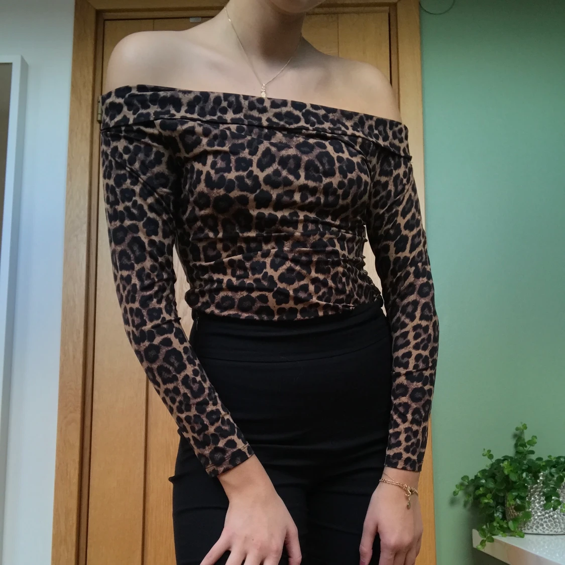 Off-shoulder leopard långärmad 