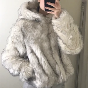 Fuskpäls-jacka från ASOS - Den här jackan är till största del vit men har gråa inslag också. Storleken är 36 och jag köpte den från ASOS för något år sedan. Jag tycker den är jättefin och mysig men använder den sällan. Som det förhoppningvis syns på bilderna är det en stor luva. Luvan är inte speciellt tung men eftersom den är stor blir det naturligt att den drar upp resten av jackan om luvan inte är på. Samtidigt är den så snygg att jag själv inte brydde mig så mycket om det.