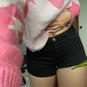 Svarta jeansshorts  - Säljer nu mina svarta jeansshorts eftersom de inte längre kommer till användning. Dom är väldigt sköna och är i storlek M och kommer ifrån H&M. 