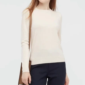 Uniqlo cashmere tröja - Säljer nu min jätte fina och sköna tröja i cashmere från uniqlo, sparsamt använd och i superskick, storlek xs🌟🌟