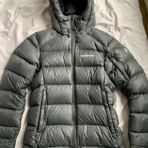 Peakperformance  - Säljer min Peakperformance jacka i storlek S från dam. Jackan är i mycket bra skick och har inga skador. Pris när den köptes 3799kr. Pris nu 1500. Den som köper står för frakten.
