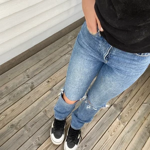 Jeans med hål - Så coola jeans från samsøe samsøe med egenklippta hål! Jättebra kvalité. Hittar tyvärr ingen storleksklass men de passar mig som är 36 i storleken.