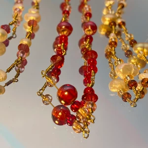 HALSBAND!!! - ANNONS!!! Jag säljer MASSVIS med superfina handgjorda smycken❤️ alla finns som separata annonser i min profil! Halsbanden är till största del med glaspärlor i olika färger, och spännena är försilvrade❤️ frakten ingår också i priset! Perfekt i present eller till dig själv!!! Skriv för frågor, PUSS😘