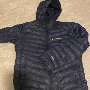 Jacka  - Peak performance jacka i strl M herrmodel men passar bra som en dammodell (har själv använt den). 