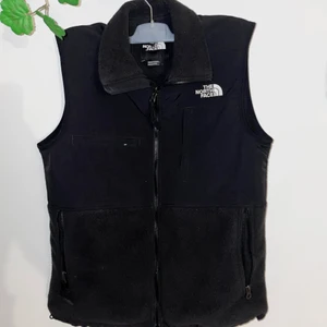 The North Face Vest - Fint ”M Denali vest” som köptes på Sneakers Point för 1449kr. Har inte använt den många gånger så den är i fint skick. Plagget är storlek S för män och storlek M för kvinnor.  Den är varmt för att vara vest. 