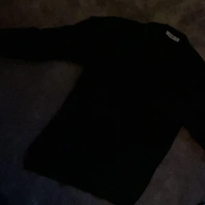 Svart stickad tröja - stickad tjocktröja från nakd