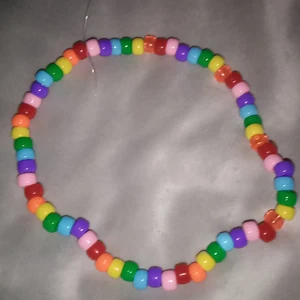 Pride halsband  - Tråden är den ja brukar använda. Pärlorna är större än vad ja brukar pärla med. Bytte orange ca i mitten efsm den ja andvänt innan tog slut. För mer info skriv privat. 