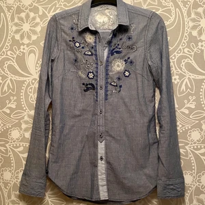 Desigual skjorta XS - Obetydligt använd, har hängt i min garderob och blivit bortglömd eftersom jag inte kom ihåg att jag köpt den 😳