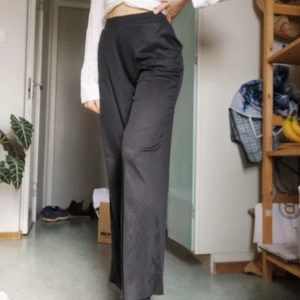 Svarta vida byxor från Gina Tricot❤️ - Svarta vida byxor från Gina Tricot i storlek XS💕