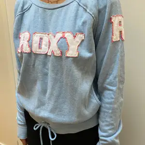 Snygg tröja från Roxy. Typ aldrig använd, så den är som ny. storleken är 14, men motsvarar M-L