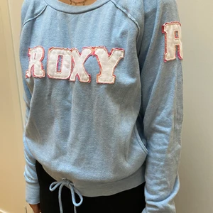 Roxy tröja - Snygg tröja från Roxy. Typ aldrig använd, så den är som ny. storleken är 14, men motsvarar M-L