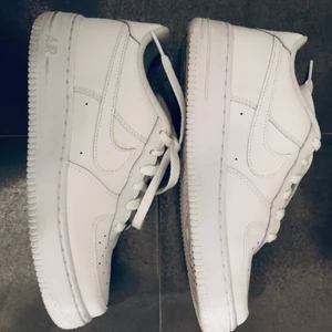  Nike Air Force 1 - Stl 38, anv 3 ggr. Säljs  pga av fel stl.