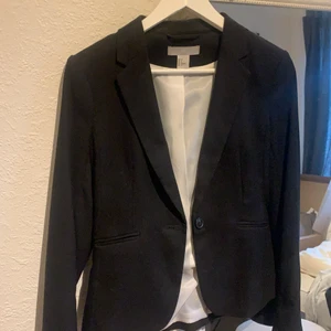 Kavaj från H&M - En tajt kavaj från H&M, storlek XS! Sann i storleken.