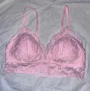 Ljusrosa bralette - jätte fin bralette i ljusrosa spets! Har klippt bort lappen men det är en S, kommer inte tillanvänding utan den är endast använd en gång❤️