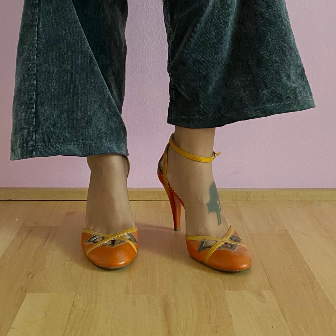Vintage orange pumps