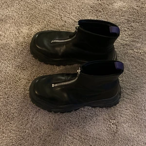 EYTYS RAVEN  - Säljer mina EYTYS RAVEN boots i stl 41! Är i gott skick jag köpte dem nypris 2900. Säljer för 1700! Pris kan diskuteras vid snabb affär! Lila eytys dustbag kommer med. 