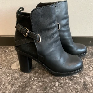 Acne boots 39 - Ett par acne boots i storlek 39 i absolut nysick. Inget att anmärka på. Kan hämtas i Helsingborg eller skickas mot fraktkostnad. 1500:- nypris 3750:-