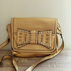 Y2K-stil väska - Mid-storlek väska i guld färg, y2k stil.