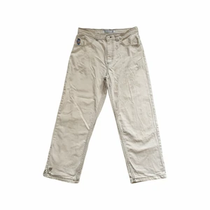 Polar 93 denim - Polar 93 vita med svart stitching. De är lite hål längst ner vid brallan pga att jag har skejtat dom. Det går nog å sy ihop om man vill det. Storleken är 32:30