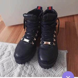 Steve Madden stövletter 36 - storlek 36, sällan använda två olika trådar följer med, en röd/rutig och en svart (som visas i bilder) hämtas i Stockholm/Täby