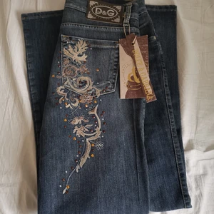 Dolce & gabbana jeans - Skit snygga Dolce & gabbana jeans köpta secondhand, är tyvärr för stora för mig. Jeansen är i storlek L-XL men skulle kunna passa M om man gillar baggy fit. Eftersom dem är köpta på secondhand vet jag inte om dem är äkta men skulle gissa det med tanken på kvalitén