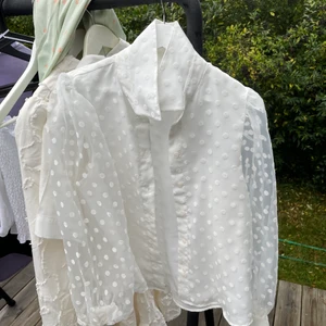 Blus från H&M - Knappt använd, fin i skicket!