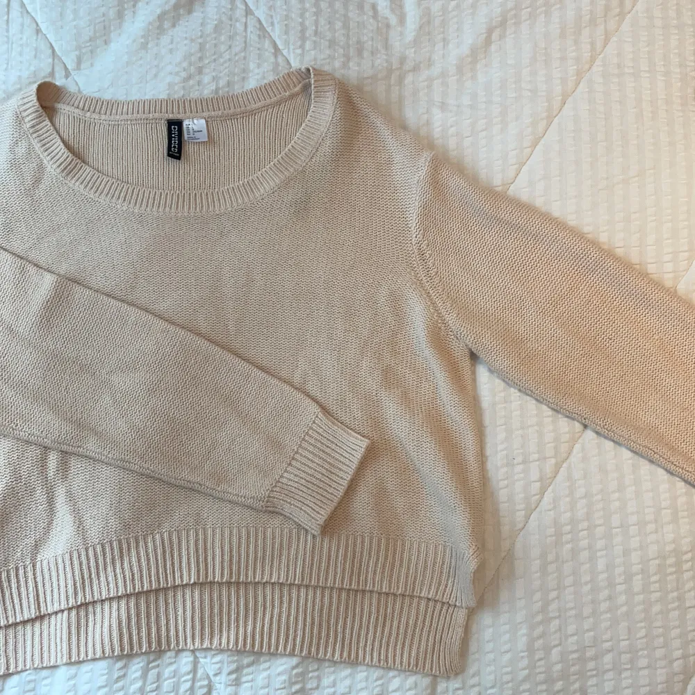 Väldigt ljus gammelrosa tröja från H&M. Står L på lappen men skulle säga M/L! Är själv en typisk S! . Stickat.