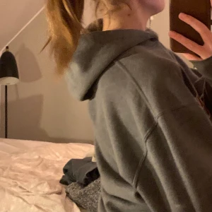grå hoodie ⚡️ - grå hoodie köpt på beyond retro för ca 600 kr. använd fåtal gånger så i mycket bra skick. kommer tyvärr inte till användning. kontakta mig vid intresse 💕 🛍 ⚡️