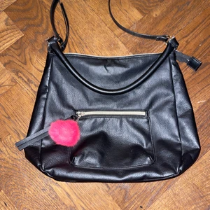 Väska  - En väldigt gullig väska som jag inte känner att jag vill ha längre. Den har en liten ficka på framsidan och inuti är det ett mönster av månar och stjärnor. Den har en rosa liten boll på men den kan man ta bort om du vill. Annars väldigt bra kvalite för jag har inte använt den så många gånger. Bandet till väskan är även väldigt långt. 💕