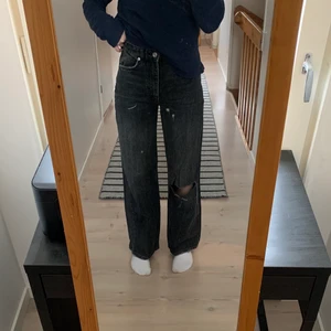 Jeans - Fina högmidjade jeans! Hål på ena knät💕