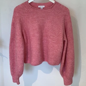 snyggaste rosa stickade tröjan!! 💗⭐️ - Finaste tröjan som tyvärr inte används längre! Från topshop men köpt på ASOS för ungefär 2 månader sedan! 💗 fint skick och bra kvalitet! Relativt tjock och PERFEKT i längden, priset kan diskuteras! Köparen står för frakten ⭐️