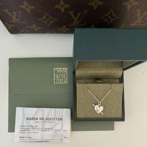 Maria Nilsdotter  - Säljer de här så fina super populära halsbandet från Maria Nilsdotter. Matchar till allt och är en fin detalj till vilket klädesplagg som helst☺️ Halsbandet är i topp skick och har ej några defekter🙏🏽 Köpt för ca 1900kr och startar budet på 1100. Kom privat för några funderingar osv. Priset kan självklart diskuteras. (Äkta såklart) äkthets bevis ingår och boxen.