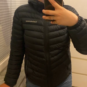 Peak Performance jacka - Helt ny marinblå Peak Performance jacka, endast använd 3-5 ggr. Man kan använda jackan med luva eller utan. Det går även dra i fast jackan där nere så det sitter tajt! Jag säljer jackan pga den inte kommit till användning. Jätte bra skick! Köpt för 1799kr. Köparen står för frakt! Priset kan diskuteras.