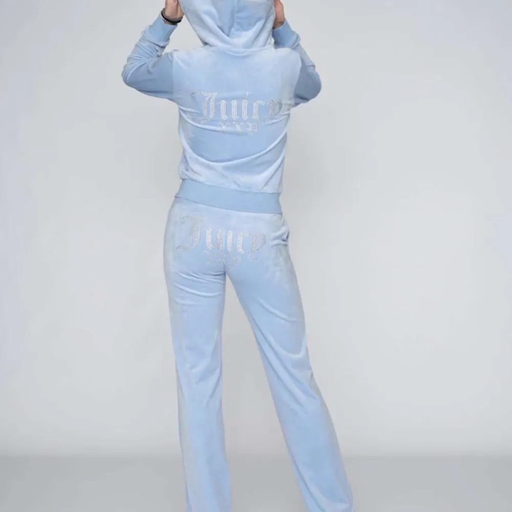 Ett svinsnyggt ljusblått juicy couture set. Helt oanvänd och fortfarande i förpackningen. Kan mötas upp i sthlm eller frakta. Övrigt.