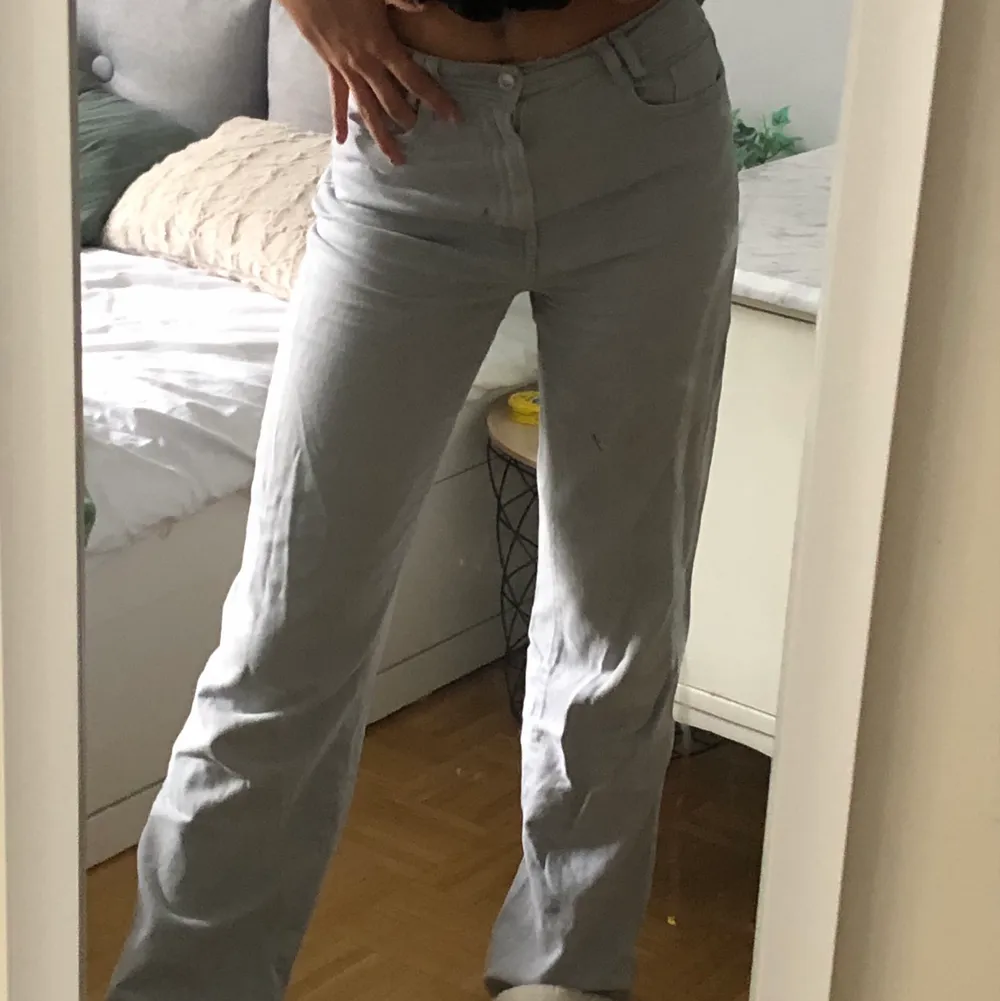 Säljer dessa ljusblåa Zara jeans i storlek 36! Sitter till hälarna på mig som är 175 cm lång! Hör gärna av er vid intresse och frakt ingår ej i priset! ❣️. Jeans & Byxor.