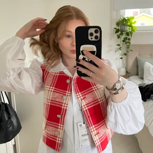 ZARA - rutig väst - Säljer denna dunderfina rutiga väst från ZARA❣️ Super fin nu till hösten att lagra med skjorta och en stickad tröja och ännu mer perfekt till jul🧑‍🎄❤️ Strl M och helt oanvänd med prislapp kvar! 