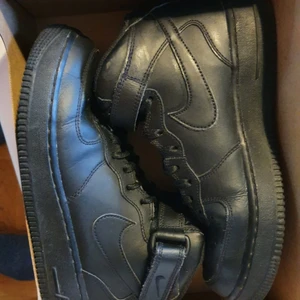 Nike air force 1 mid  - Säljer ett par nike air force 1 mid. köpte för 1600 Använda ett fåtal gånger säljer pga fel storlek