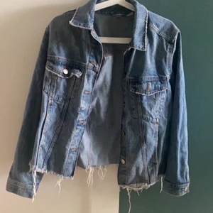Jeans jacka  - En super snygg jeans jacka från H&M. Säljer för kommer aldrig till användning. Du som köper  står för frakt. Passar dig som är 150/160 cm