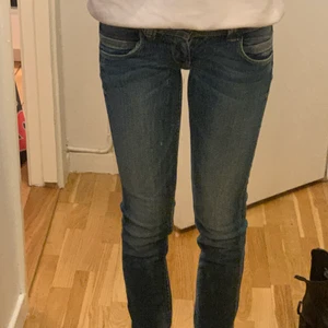 Lågmidjade jeans från Pepe Jeans - Hej säljer ett par lågmidjade pepe jeans som är lite små på mig. Är inte fast pris, tar emot bud också : )