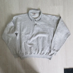 grå sweatshirt - Grå sweatshirt med krage o svart detalj uppskattad strl M/L. Passar bra som oversize om man har mindre strl :) 66 kr spårbar frakt.  Skicka meddelande vid frågor/fler bilder!  Notera att små defekter kan finnas då den inte är ny. Större brister nämns tydligt i annonsen/visas på bild. OBS! Bud är bindande!!!!!!! 