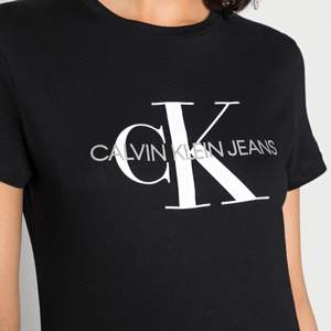Calvin Klein jeans t shirt dam svart i storlek S ⚡️🦋💕