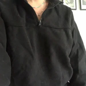 Mjuk tjocktröja från weekday  - Mysig tjocktröja i svart från weekday. Inte använd mycket så i princip nyskick. Halv dragkedja fram som är snygg både uppdragen och nerdragen. En resår finns nedertill. 