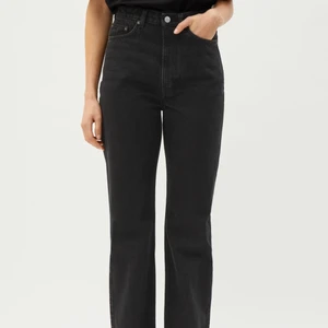 Weekday jeans svarta - Säljer dessa jeans från weekday i modellen rowe och storlek 27/32. Jättesnygg modell med raka ben och väldigt hög midja men har tyvärr blivit för små. Är i färgen washed black. På mig som är 169 går de precis över foten, så lite av skon täcks av byxan, perfekt längd enligt mig!