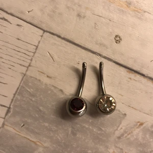 Navelpiercing  - Två stycken navelpiercingar . Båda för 40kr. En för 20. Tyvärr saknar dem pluppar.